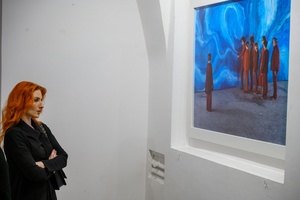 Wystawy: "Początki" oraz "Smak wiśni" - Publiczność oglądająca fotografie prezentowane na wystawie.