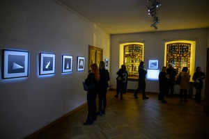 Wystawa: Zamyślniki i inne znaki przestankowe - Publiczność oglądająca fotografie na wystawie.