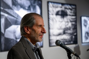 Wystawa: Zamyślniki i inne znaki przestankowe - Marek Kucharczyk podczas przemowy na otwarciu wystawy.