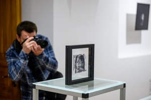 Wystawa: Zamyślniki i inne znaki przestankowe - Fotoreporter dokumentujący prace autorstwa Marka Kucharczyka.