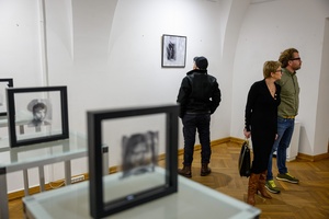 Wystawa: Zamyślniki i inne znaki przestankowe - Publiczność oglądająca fotografie na wystawie.