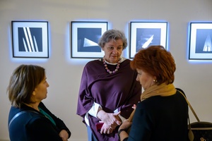 Wystawa: Zamyślniki i inne znaki przestankowe - Publiczność oglądająca fotografie na wystawie.