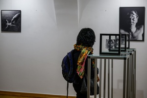 Wystawa: Zamyślniki i inne znaki przestankowe - Publiczność oglądająca fotografie na wystawie.