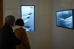 Wystawa: Zamyślniki i inne znaki przestankowe - Publiczność oglądająca fotografie na wystawie.