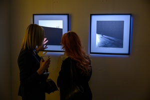 Wystawa: Zamyślniki i inne znaki przestankowe - Publiczność oglądająca fotografie na wystawie.