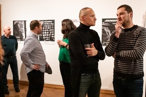 Wystawa: ON - Publiczność oglądająca plakaty na wystawie.