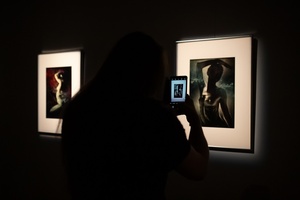 Wystawa: ON - Publiczność oglądająca fotografie na wystawie.