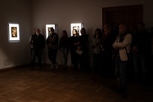 Wystawa: ON - Publiczność podczas  przemowy na otwarciu.