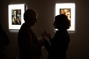 Wystawa: ON - Publiczność oglądająca fotografie na wystawie.