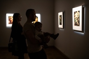 Wystawa: ON - Publiczność oglądająca fotografie na wystawie.