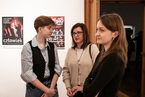 Wystawa: ON - Publiczność oglądająca plakaty na wystawie.