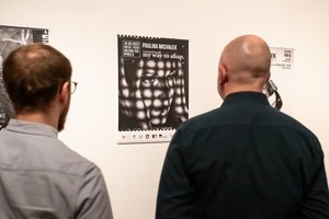 Wystawa: ON - Publiczność oglądająca plakaty na wystawie.