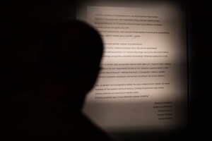 Wystawa: ON - Publiczność czytająca tekst opisowy na wystawie.