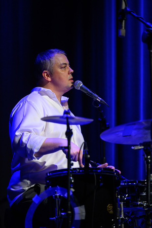 Koncert: Soyka Kwartet - Na scenie Kuba Sojka śpiewający i grający na perkusji