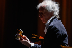 Koncert: Soyka Kwartet - Na scenie gitarzysta Soyka Kwartet Przemysław Greger