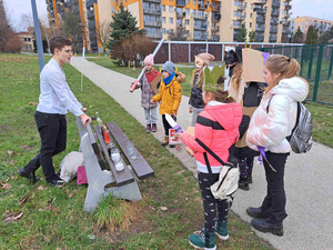 Ferie w Domu Kultury Westerplatte - Na fotografii przedstawione są dzieci uczestniczące w zajęciach integracyjnych, rozwijających umiejętności i kreatywność poprzez zabawę, ruch oraz tworzenie prac plastycznych.