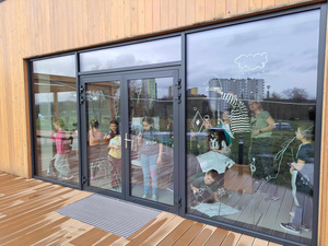 Ferie w Domu Kultury Westerplatte - Na fotografii przedstawione są dzieci uczestniczące w zajęciach integracyjnych, rozwijających umiejętności i kreatywność poprzez zabawę, ruch oraz tworzenie prac plastycznych.