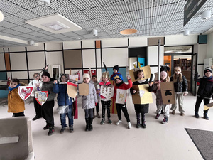 Ferie w Domu Kultury Westerplatte - Na fotografii przedstawione są dzieci uczestniczące w zajęciach integracyjnych, rozwijających umiejętności i kreatywność poprzez zabawę, ruch oraz tworzenie prac plastycznych.