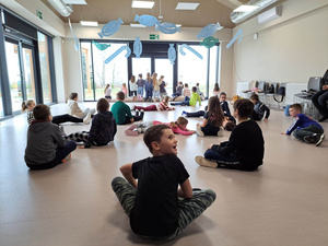 Ferie w Domu Kultury Westerplatte - Na fotografii przedstawione są dzieci uczestniczące w zajęciach integracyjnych, rozwijających umiejętności i kreatywność poprzez zabawę, ruch oraz tworzenie prac plastycznych.