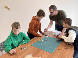 Ferie w Domu Kultury Westerplatte - Na fotografii przedstawione są dzieci uczestniczące w zajęciach integracyjnych, rozwijających umiejętności i kreatywność poprzez zabawę, ruch oraz tworzenie prac plastycznych.