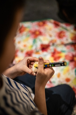 Filmowe ferie w kinie Marzenie - Na fotografii widzimy grupę dzieci na scenie przed ekranem, podczas animacji poprzedzających projekcje filmowe w ramach cyklu "Filmowe ferie".