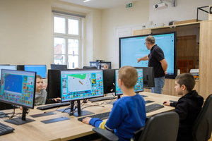 Naukowe Ferie w Pasażu Odkryć - Na zdjęciu przedstawieni są uczestnicy – dzieci i młodzież – zaangażowani w aktywności edukacyjne w różnych pracowniach naukowych, takich jak chemiczna, stolarska, planetarium oraz informatyczna. Widoczne są sceny, gdzie uczą się i przeprowadzają eksperymenty pod nadzorem instruktorów.