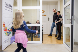 Naukowe Ferie w Pasażu Odkryć - Na zdjęciu przedstawieni są uczestnicy – dzieci i młodzież – zaangażowani w aktywności edukacyjne w różnych pracowniach naukowych, takich jak chemiczna, stolarska, planetarium oraz informatyczna. Widoczne są sceny, gdzie uczą się i przeprowadzają eksperymenty pod nadzorem instruktorów.