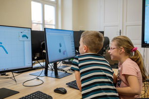 Naukowe Ferie w Pasażu Odkryć - Na zdjęciu przedstawieni są uczestnicy – dzieci i młodzież – zaangażowani w aktywności edukacyjne w różnych pracowniach naukowych, takich jak chemiczna, stolarska, planetarium oraz informatyczna. Widoczne są sceny, gdzie uczą się i przeprowadzają eksperymenty pod nadzorem instruktorów.