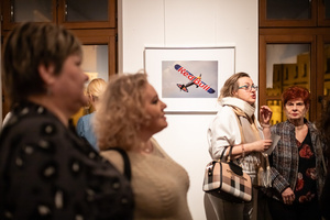 Wernisaże dzień po dniu: Paweł Wadas / Krzysztof Madej - Zdjęcie z otwarcia wystawy w Galerii TCK. Przedstawia uczestników wernisażu, skupionych w oglądaniu prac i rozmowach z autorami. Fotografia ukazuje dynamiczną atmosferę wydarzenia.