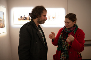 Wernisaże dzień po dniu: Paweł Wadas / Krzysztof Madej - Zdjęcie z otwarcia wystawy w Galerii TCK. Przedstawia uczestników wernisażu, skupionych w oglądaniu prac i rozmowach z autorami. Fotografia ukazuje dynamiczną atmosferę wydarzenia.