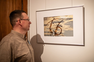 Wernisaże dzień po dniu: Paweł Wadas / Krzysztof Madej - Zdjęcie z otwarcia wystawy w Galerii TCK. Przedstawia uczestników wernisażu, skupionych w oglądaniu prac i rozmowach z autorami. Fotografia ukazuje dynamiczną atmosferę wydarzenia.