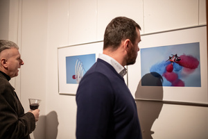 Wernisaże dzień po dniu: Paweł Wadas / Krzysztof Madej - Zdjęcie z otwarcia wystawy w Galerii TCK. Przedstawia uczestników wernisażu, skupionych w oglądaniu prac i rozmowach z autorami. Fotografia ukazuje dynamiczną atmosferę wydarzenia.