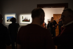 Wernisaże dzień po dniu: Paweł Wadas / Krzysztof Madej - Zdjęcie z otwarcia wystawy w Galerii TCK. Przedstawia uczestników wernisażu, skupionych w oglądaniu prac i rozmowach z autorami. Fotografia ukazuje dynamiczną atmosferę wydarzenia.