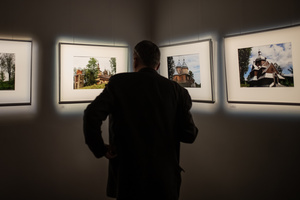 Wernisaże dzień po dniu: Paweł Wadas / Krzysztof Madej - Zdjęcie z otwarcia wystawy w Galerii TCK. Przedstawia uczestników wernisażu, skupionych w oglądaniu prac i rozmowach z autorami. Fotografia ukazuje dynamiczną atmosferę wydarzenia.