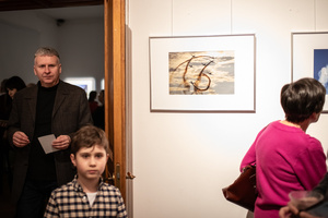 Wernisaże dzień po dniu: Paweł Wadas / Krzysztof Madej - Zdjęcie z otwarcia wystawy w Galerii TCK. Przedstawia uczestników wernisażu, skupionych w oglądaniu prac i rozmowach z autorami. Fotografia ukazuje dynamiczną atmosferę wydarzenia.