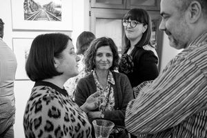 Wernisaże dzień po dniu: Jan Pękala / Mateusz Kolano - Zdjęcie z otwarcia wystawy w Galerii TCK. Przedstawia uczestników wernisażu, skupionych w oglądaniu prac i rozmowach z autorami. Fotografia ukazuje dynamiczną atmosferę wydarzenia.