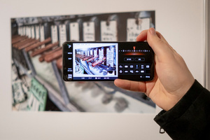 Wernisaże dzień po dniu: Jan Pękala / Mateusz Kolano - Zdjęcie z otwarcia wystawy w Galerii TCK. Przedstawia uczestników wernisażu, skupionych w oglądaniu prac i rozmowach z autorami. Fotografia ukazuje dynamiczną atmosferę wydarzenia.