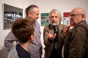 Wernisaże dzień po dniu: Jan Pękala / Mateusz Kolano - Zdjęcie z otwarcia wystawy w Galerii TCK. Przedstawia uczestników wernisażu, skupionych w oglądaniu prac i rozmowach z autorami. Fotografia ukazuje dynamiczną atmosferę wydarzenia.