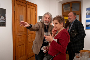 Wernisaże dzień po dniu: Jan Pękala / Mateusz Kolano - Zdjęcie z otwarcia wystawy w Galerii TCK. Przedstawia uczestników wernisażu, skupionych w oglądaniu prac i rozmowach z autorami. Fotografia ukazuje dynamiczną atmosferę wydarzenia.