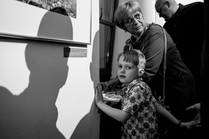 Wernisaże dzień po dniu: Jan Pękala / Mateusz Kolano - Zdjęcie z otwarcia wystawy w Galerii TCK. Przedstawia uczestników wernisażu, skupionych w oglądaniu prac i rozmowach z autorami. Fotografia ukazuje dynamiczną atmosferę wydarzenia.