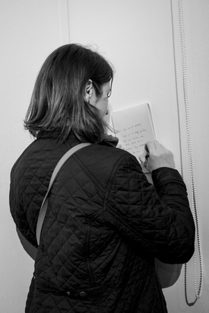 Wernisaże dzień po dniu: Agnieszka Hołda-Myśliwiec / Marta Sysło - Zdjęcie z otwarcia wystawy w Galerii TCK. Przedstawia uczestników wernisażu, skupionych w oglądaniu prac i rozmowach z autorami. Fotografia ukazuje dynamiczną atmosferę wydarzenia.