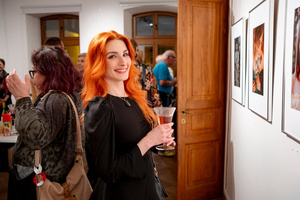 Wernisaże dzień po dniu: Agnieszka Hołda-Myśliwiec / Marta Sysło - Zdjęcie z otwarcia wystawy w Galerii TCK. Przedstawia uczestników wernisażu, skupionych w oglądaniu prac i rozmowach z autorami. Fotografia ukazuje dynamiczną atmosferę wydarzenia.