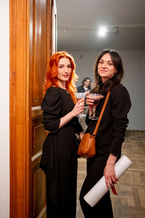 Wernisaże dzień po dniu: Agnieszka Hołda-Myśliwiec / Marta Sysło - Zdjęcie z otwarcia wystawy w Galerii TCK. Przedstawia uczestników wernisażu, skupionych w oglądaniu prac i rozmowach z autorami. Fotografia ukazuje dynamiczną atmosferę wydarzenia.