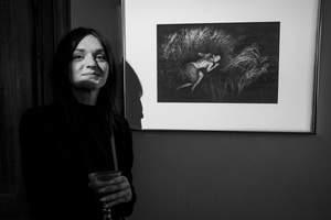 Wernisaże dzień po dniu: Agnieszka Hołda-Myśliwiec / Marta Sysło - Zdjęcie z otwarcia wystawy w Galerii TCK. Przedstawia uczestników wernisażu, skupionych w oglądaniu prac i rozmowach z autorami. Fotografia ukazuje dynamiczną atmosferę wydarzenia.