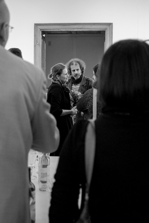 Wernisaże dzień po dniu: Agnieszka Hołda-Myśliwiec / Marta Sysło - Zdjęcie z otwarcia wystawy w Galerii TCK. Przedstawia uczestników wernisażu, skupionych w oglądaniu prac i rozmowach z autorami. Fotografia ukazuje dynamiczną atmosferę wydarzenia.