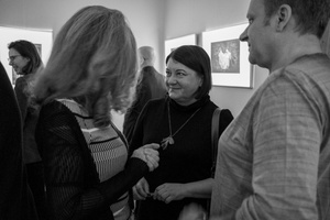 Wernisaże dzień po dniu: Agnieszka Hołda-Myśliwiec / Marta Sysło - Zdjęcie z otwarcia wystawy w Galerii TCK. Przedstawia uczestników wernisażu, skupionych w oglądaniu prac i rozmowach z autorami. Fotografia ukazuje dynamiczną atmosferę wydarzenia.