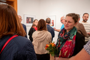 Wernisaże dzień po dniu: Agnieszka Hołda-Myśliwiec / Marta Sysło - Zdjęcie z otwarcia wystawy w Galerii TCK. Przedstawia uczestników wernisażu, skupionych w oglądaniu prac i rozmowach z autorami. Fotografia ukazuje dynamiczną atmosferę wydarzenia.