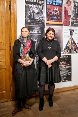 Wernisaże dzień po dniu: Agnieszka Hołda-Myśliwiec / Marta Sysło - Zdjęcie z otwarcia wystawy w Galerii TCK. Przedstawia uczestników wernisażu, skupionych w oglądaniu prac i rozmowach z autorami. Fotografia ukazuje dynamiczną atmosferę wydarzenia.