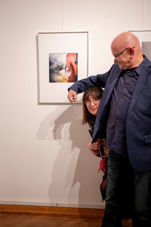 Wernisaże dzień po dniu: Agnieszka Hołda-Myśliwiec / Marta Sysło - Zdjęcie z otwarcia wystawy w Galerii TCK. Przedstawia uczestników wernisażu, skupionych w oglądaniu prac i rozmowach z autorami. Fotografia ukazuje dynamiczną atmosferę wydarzenia.