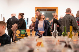 Wernisaże dzień po dniu: Agnieszka Hołda-Myśliwiec / Marta Sysło - Zdjęcie z otwarcia wystawy w Galerii TCK. Przedstawia uczestników wernisażu, skupionych w oglądaniu prac i rozmowach z autorami. Fotografia ukazuje dynamiczną atmosferę wydarzenia.